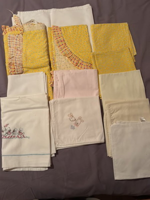 Baby bedding set like new, 12 sheets for basket, stroller, crib, and cuddle