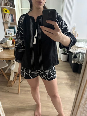 Set shorts and top black and white with embroidered details like new