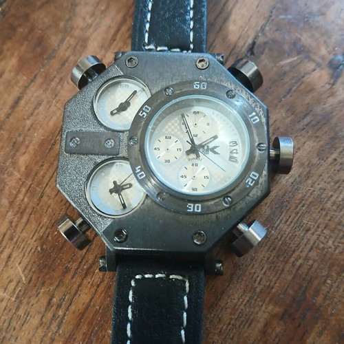 Oulm men's watch like new with leather strap and multiple time zones