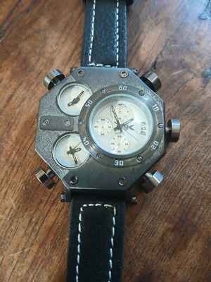 Ανδρικό ρολόι Oulm σαν καινούργιο με δερμάτινο λουράκι και πολλαπλές ζώνες ώρας
