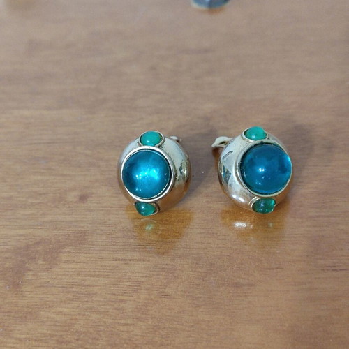 Vintage clip-on earrings like new, green stones
