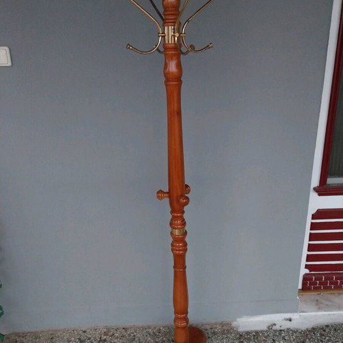 Clothes hanger stand like new