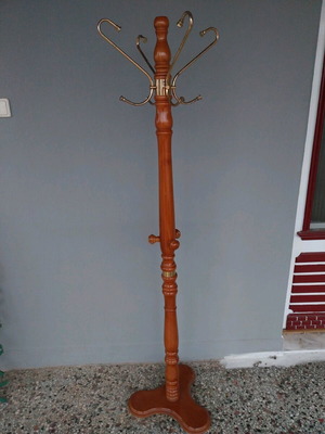 Clothes hanger stand like new