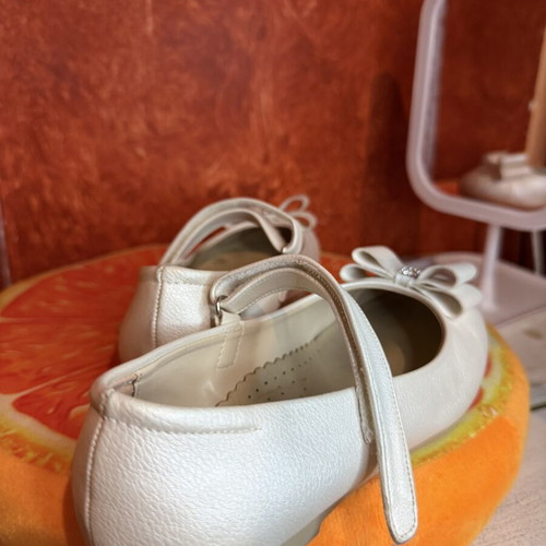 Girls' white ballet flats size 34 very good condition with bow and strap