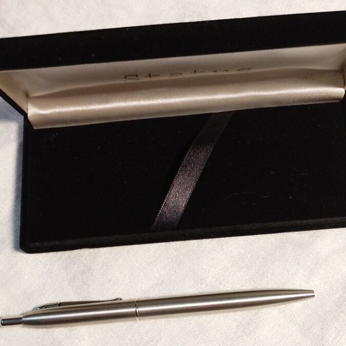 Vintage Status pen with silver case like new