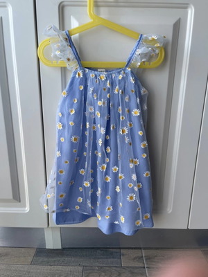 Girls' blue dress with tulle and daisies like new, size 104–110 cm