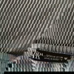  Μπλούζα με βολάν Zara.