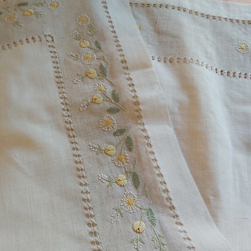 Tablecloth 170×270 new with embroidery and 12 napkins