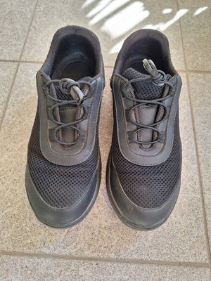 Women's athletic shoes used, size 40, black