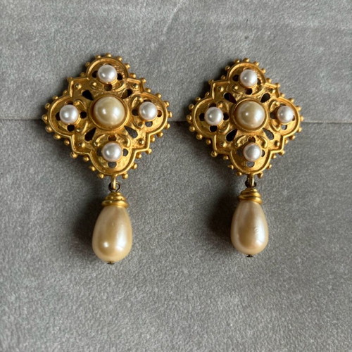 Vintage earrings with faux pearls used, gold color