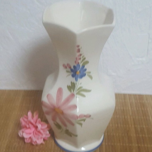 Vintage Portuguese vase like new with floral motifs