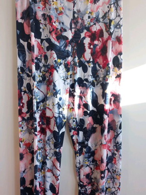 Παντελόνα φλοράλ σαν καινούργια, ποιότητα Jersey, μέγεθος L