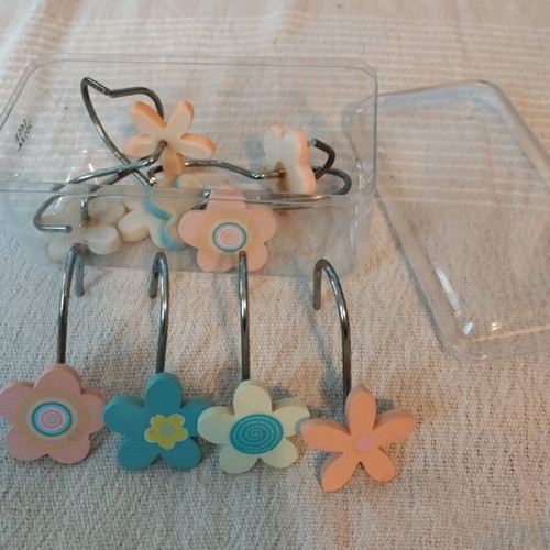 Set of 10 floral curtain hooks flowerpower like new