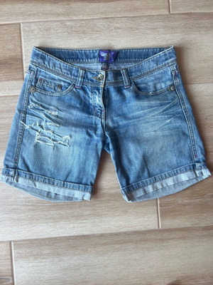 Τζιν σορτσάκι Bershka 36 μεταχειρισμένο σε πολύ καλή κατάσταση