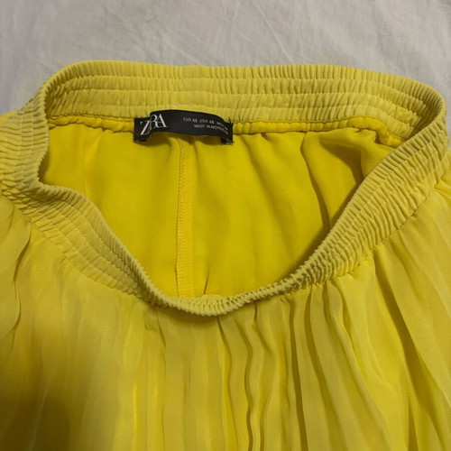 Zara women's summer pleated skirt like new, yellow with lining and shorts
