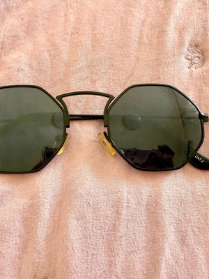 Black sunglasses unisex and chic like new