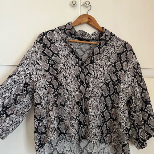 Bershka Animal Print Shirt like new, size M, black and grey