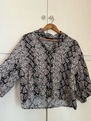 Bershka Animal Print Shirt like new, size M, black and grey