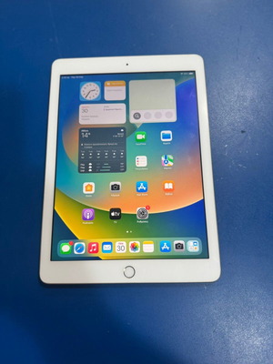 Apple iPad 5th generation A1822 32GB like new with charging cable