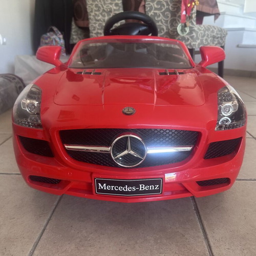 Mercedes children's electric car like new with music and lights