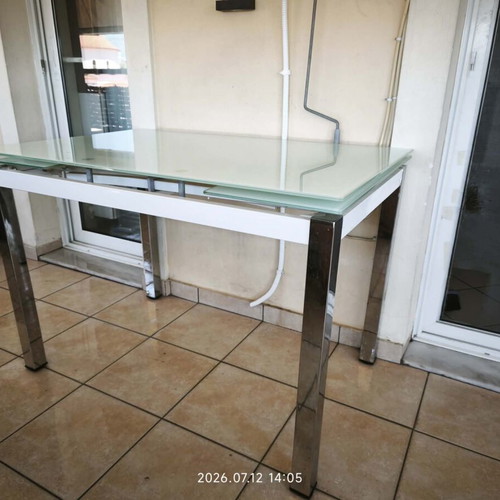 Glass Extendable Dining Table like new with metal legs