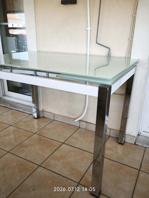 Glass Extendable Dining Table like new with metal legs