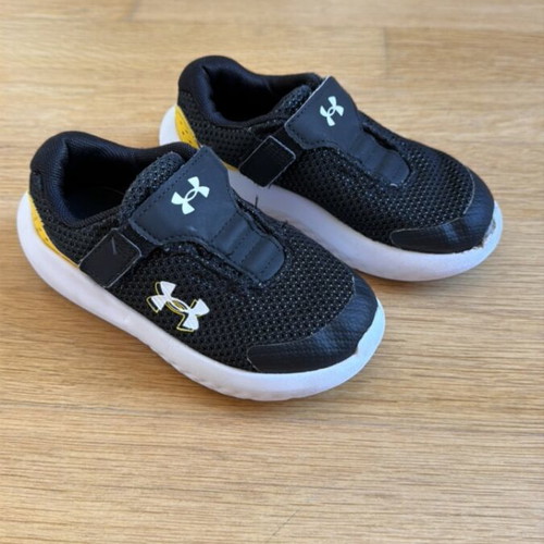 Under Armour kids athletic shoes used, size 26