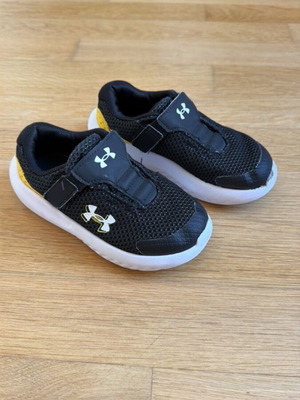 Παιδικά αθλητικά παπούτσια Under Armour μεταχειρισμένα, νούμερο 26