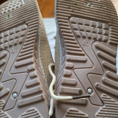 Beige athletic shoes size 40, new, breathable knit fabric