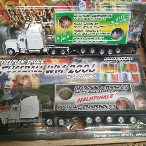 HO Scale Trucks like new, pack of 11 pieces