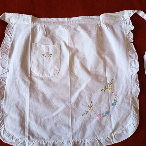 Vintage cotton waist apron with embroidery like new
