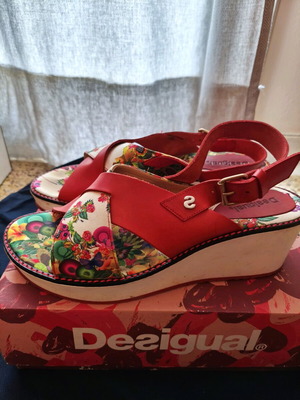 Desigual κόκκινα πλατφόρμες με λουλούδια, Νο 40, άριστη κατάσταση