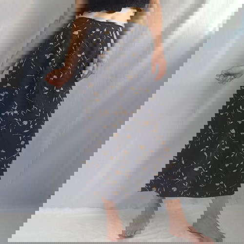 Max Mara long skirt 100% silk size 38 like new, floral