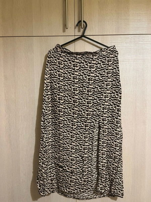 Midi φούστα Bershka σαν καινούργιο με print και σκίσιμο, μέγεθος 38