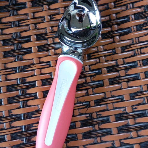 Tupperware ice cream scoop used with scratches