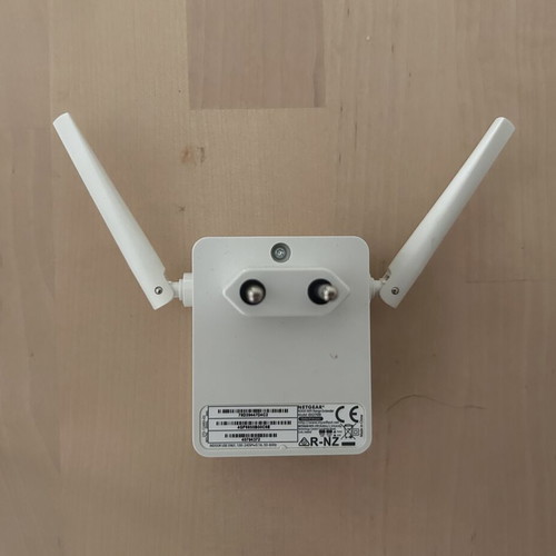 Netgear N300 EX2700 WiFi Range Extender like new