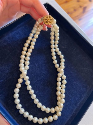 Necklace used, pearl style with gold clasp