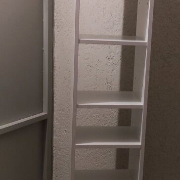 Bookcase like new with adjustable shelves