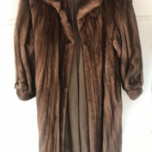 Women's fur coat like new, one-piece natural fur