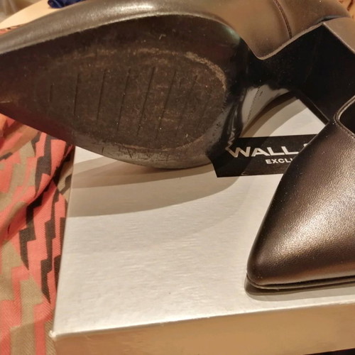 Wall Street black leather pumps used, size 40