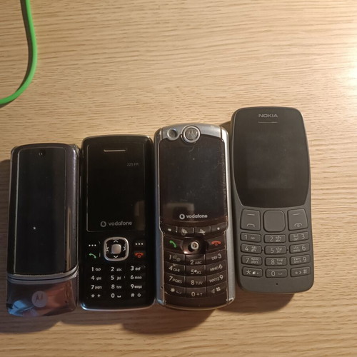 Mobile phones with buttons used, unknown working condition