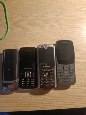 Mobile phones with buttons used, unknown working condition