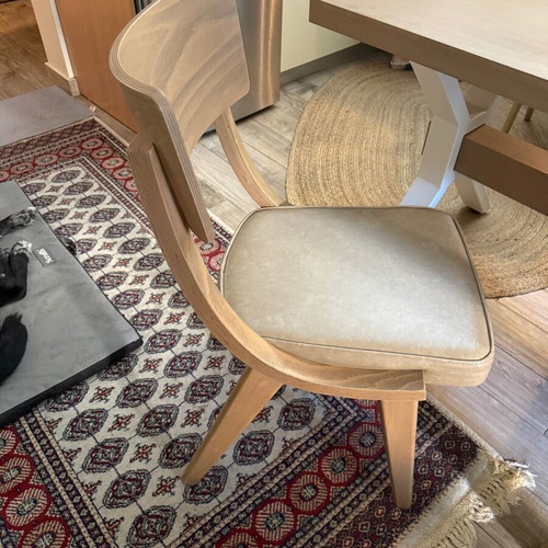 Dining table with 5 chairs like new