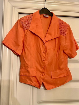 Vintage coral fitted top with buttons like new