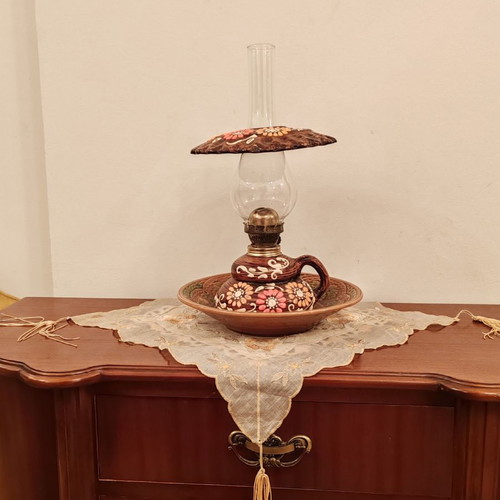 Decorative hand-painted oil lamp like new with plate