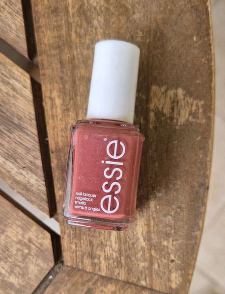 essie in stitches