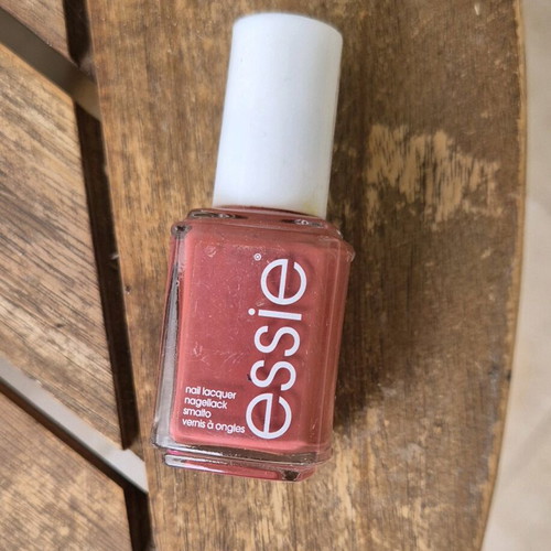Essie In Stitches ρευστό μεταχειρισμένο βερνίκι νυχιών