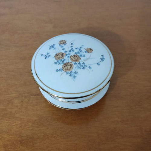 Porcelain jewelry box like new with beautiful design