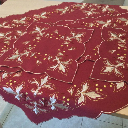 Set of 4 Christmas tablecloths and table runner semeni new