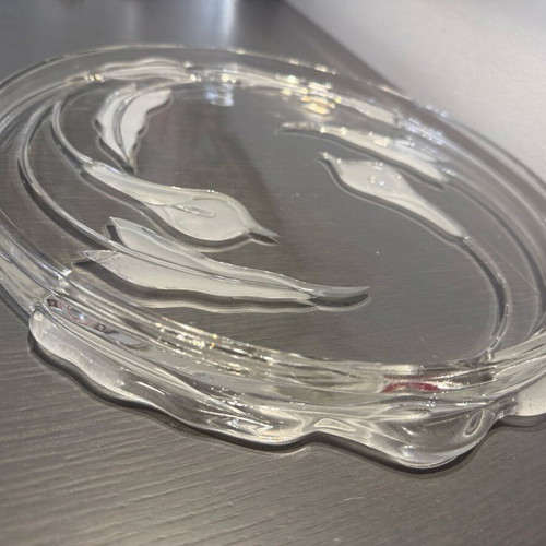 Glass tray with calla lily design like new, 32cm diameter